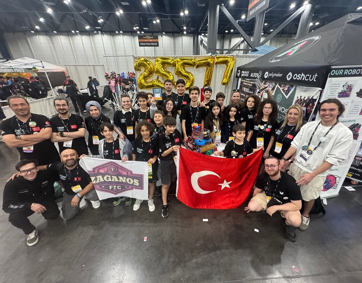 Zağanos FTC #25577 ekibi dünya şampiyonasında Türk bayrağı ve robotuyla birlikte